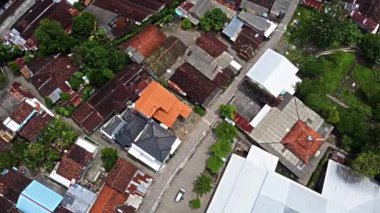 Yogyakarta 'daki İslami Mataram Dönemi' nin Eski Antik Camii 'nin Pleret Arkeolojik Alanı' nın hava görüntüsü. Sokaklar görülebilir, sakin bir banliyö bölgesi sergileniyor..