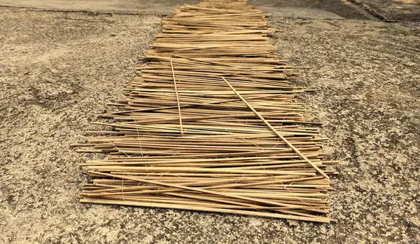Taze satay şişler kullanılmadan önce kurutuluyor..