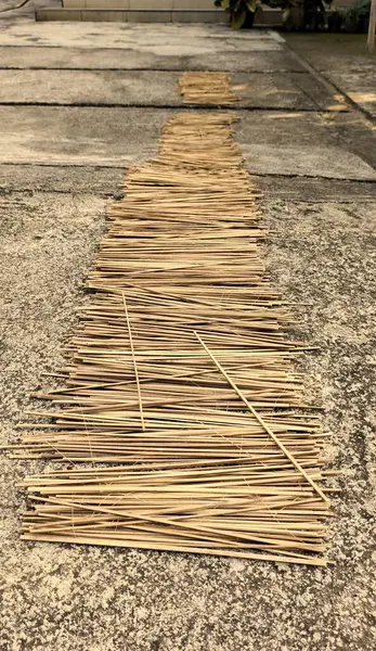 Taze satay şişler kullanılmadan önce kurutuluyor..