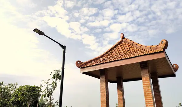 Geleneksel Pavyon ve Sokak Lambası