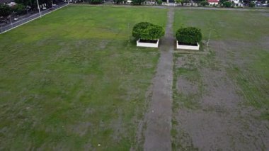 Yogyakarta Sultanlığı 'nın kuzey meydanının hava manzarası. Beyaz kaidede iki farklı banyan ağacı olan geniş, açık bir çim tarlası..