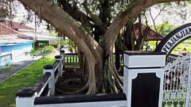 Giyanti sitesi, VOC, Yogyakarta ve Surakarta arasındaki anlaşmanın 13 Şubat 1755 tarihinde imzalandığı tarihi bir yerdir. 