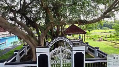 Giyanti sitesi, VOC, Yogyakarta ve Surakarta arasındaki anlaşmanın 13 Şubat 1755 tarihinde imzalandığı tarihi bir yerdir. 