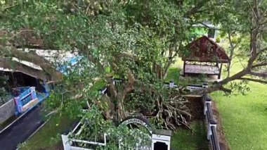 VOC, Yogyakarta ve Surakarta arasındaki anlaşmanın 13 Şubat 1755 tarihinde imzalandığı tarihi Giyanti sahasının havadan görünüşü. 