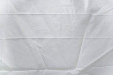 Kumaş düz bir çizgide kırışmış..