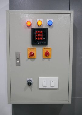 Çoklu kontrol anahtarı ve durum göstergelerine sahip elektrik kontrol paneli.