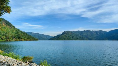 Açık bir günde Baraj ve Yeşil Dağlar 'dan Muhteşem Manzara