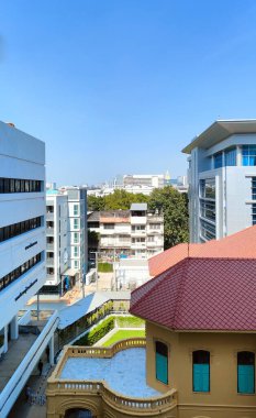 Uzun bir binadan Şehir Manzarası Görünümü: Eski ve Yeni Mimarinin Bir Harmanı