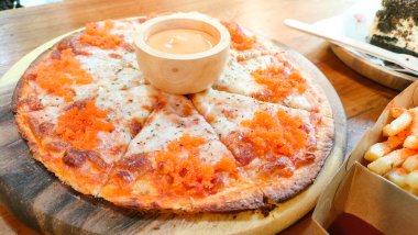 Lezzetli karidesli Roe Pizzalı, doyurucu soslu.