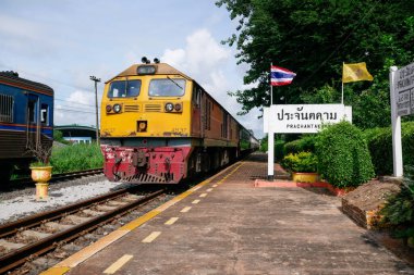 Trenin fotoğrafları Prajantham Prajantakham Metro Bölgesi, Prachantakham Bölgesi, Prachinburi Provinc, Tayland, 08-19-2023 tarihlerinde çekildi..
