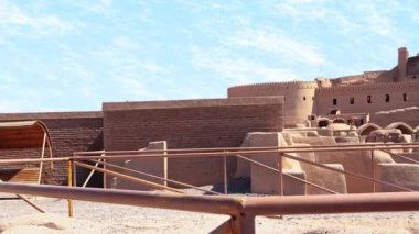 Pan shot Arg-e Bam, Bam Citadel, Kerman kenti yakınlarında, İran 7 Mart 2023 - depremden sonra yeniden inşa edildi, İran