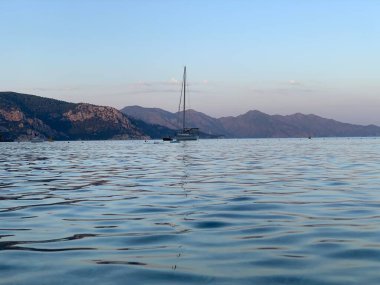 Ege Denizi. Yeşil dağlar. Akdeniz manzarası.