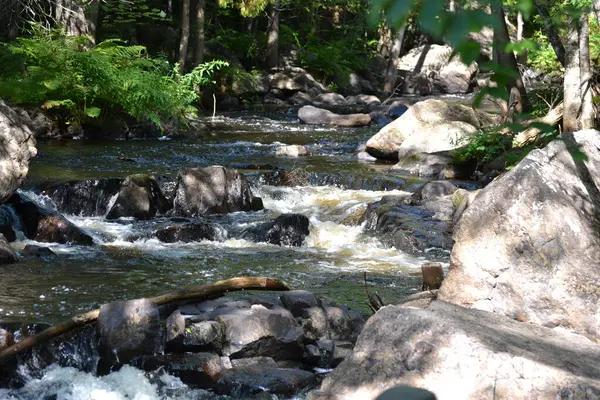 Doncaster nehri Sainte-Adele, Quebec, Kanada