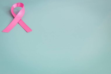 Göğüs kanseri farkındalığı kurdelesi