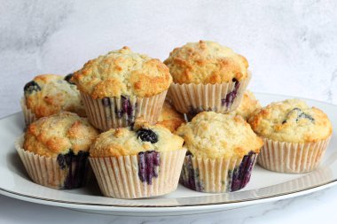 Servis tabağında ev yapımı yabanmersinli kek.