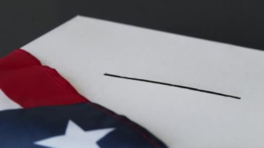 Ön planda Amerikan bayrağıyla oy kullanan Kafkas erkek eli yakın plan