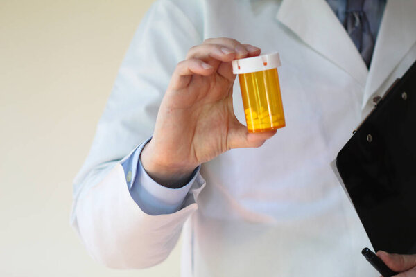 Медицинский специалист предлагает таблетки