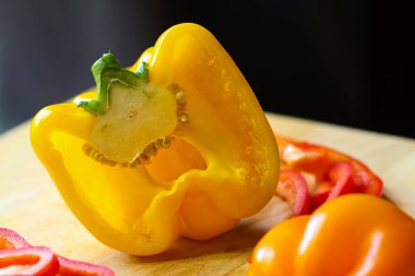 Kesme tahtasında bıçakla dilimlenmiş dolma biber.