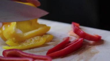 Tahtada portakallı dolma biber kesiyorum.