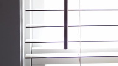 Bir adamın elini kapat, pencereyi kapat.