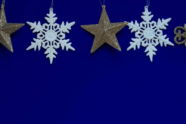 Altın ve beyaz asılı Noel arkaplan şablonu