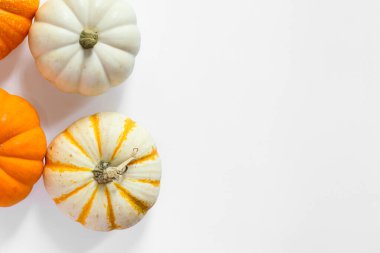 Beyaz arkaplanda düşen balkabaklarının en üstteki resmi