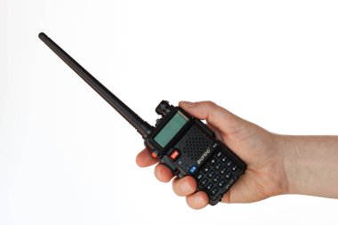 Houston, Teksas, ABD - 8 Ekim 2024: Baofeng UV-5R radyo alıcısı beyaz arka planda