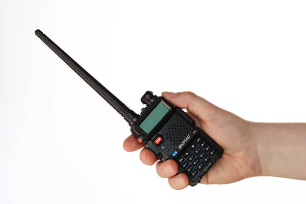 Houston, Teksas, ABD - 8 Ekim 2024: Baofeng UV-5R radyo alıcısı beyaz arka planda