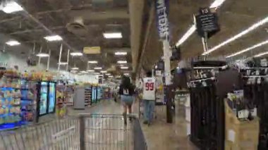Houston, Teksas, ABD - 13 Ekim 2024: Kroger market koridorlarında hiperlapse.