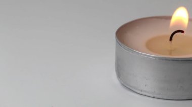 Aydınlık çay mumu alevi, izole edilmiş, dönüm noktası. 