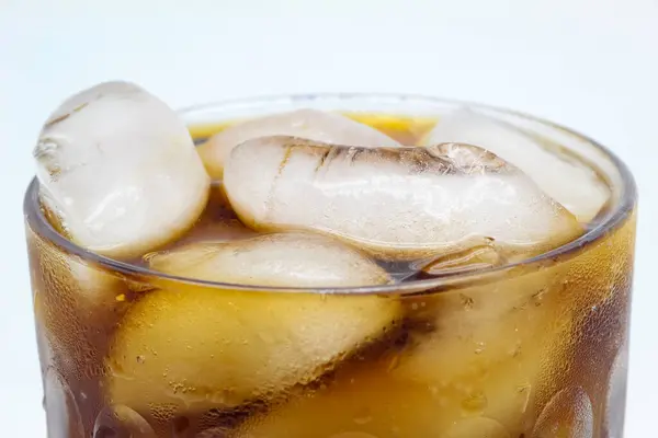 Soda bardakta buzla kaplanmış, bembeyaz.