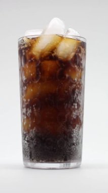 Soğuk kola, buzlu, izole edilmiş bir bardak.