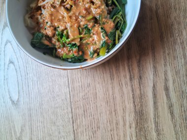 Pecel, tipik bir Endonezya yemeği. Madiun, Doğu Java 'dan. Haşlanmış sebze, lahana, havuç, fasulye filizi, ıspanak, fıstık soslu uzun fasulye.