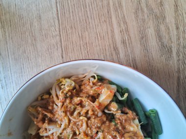 Pecel, tipik bir Endonezya yemeği. Madiun, Doğu Java 'dan. Haşlanmış sebze, lahana, havuç, fasulye filizi, ıspanak, fıstık soslu uzun fasulye.