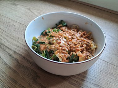 Pecel, tipik bir Endonezya yemeği. Madiun, Doğu Java 'dan. Haşlanmış sebze, lahana, havuç, fasulye filizi, ıspanak, fıstık soslu uzun fasulye.