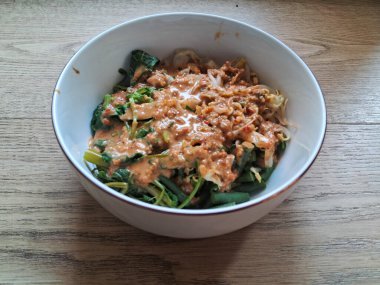 Pecel, tipik bir Endonezya yemeği. Madiun, Doğu Java 'dan. Haşlanmış sebze, lahana, havuç, fasulye filizi, ıspanak, fıstık soslu uzun fasulye.