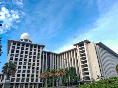 Jakarta, Endonezya 'daki İstiklal Camii, geometrik dekorasyonlu modern mimariye sahiptir.