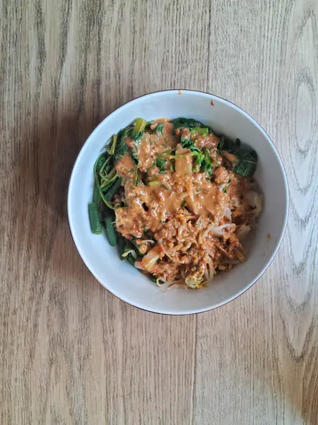 Pecel, tipik bir Endonezya yemeği. Madiun, Doğu Java 'dan. Haşlanmış sebze, lahana, havuç, fasulye filizi, ıspanak, fıstık soslu uzun fasulye.