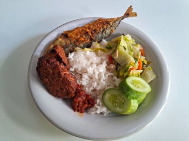 Endonezya geleneksel yemekleri. Pirinç, kızarmış balık, saut hardal yeşili ve tempe bacem..