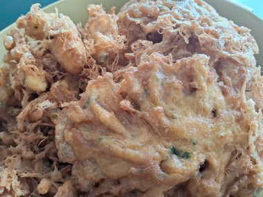 Konteyner kremalı sahanda yumurta, beyaz bir arkaplan.