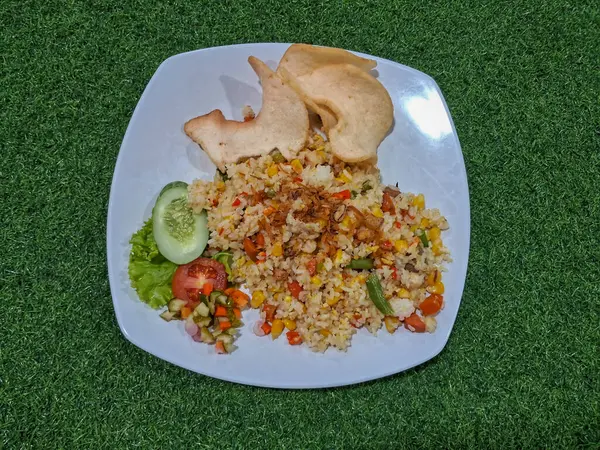 Orijinal kızarmış pirinç ve sebze ve krupuk.