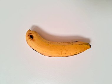 Muz kabuğu beyaz arkaplanda izole edilmiş. Muz kabuğu. Kabuğunu soy. Beyaz arkaplanda muz kabuğu.