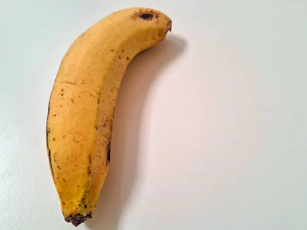 Beyaz arkaplanda izole edilmiş taze bir muz.