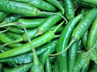 Pazarda bir grup yeşil biber.