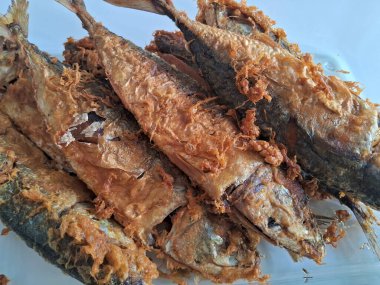 Tayland usulü kızarmış balık.