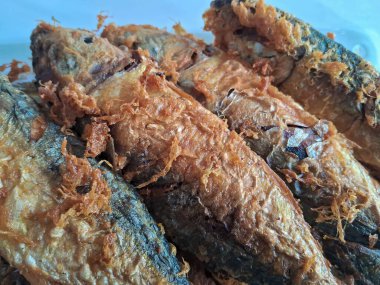 Limonlu ve baharatlı kızarmış balık..