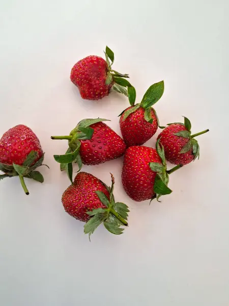 İzole edilmiş beyaz arka planda taze çilekler