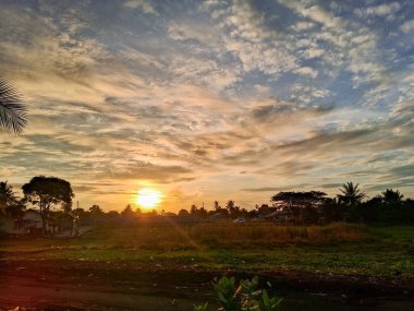 Syiah Kuala Sahili 'nde gün doğumu, Endonezya' nın Banda Aceh şehrinde çok popüler bir su turisti mekanı..