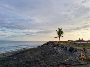 Syiah Kuala Sahili 'nde gün doğumu, Endonezya' nın Banda Aceh şehrinde çok popüler bir su turisti mekanı..