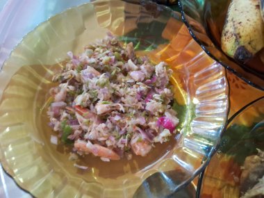 Geleneksel Acehnese yemekleri, marihuana acı biber sosu, kıymalı muz gedebog eti, pindang balığı ve diğer şeylerden oluşur.